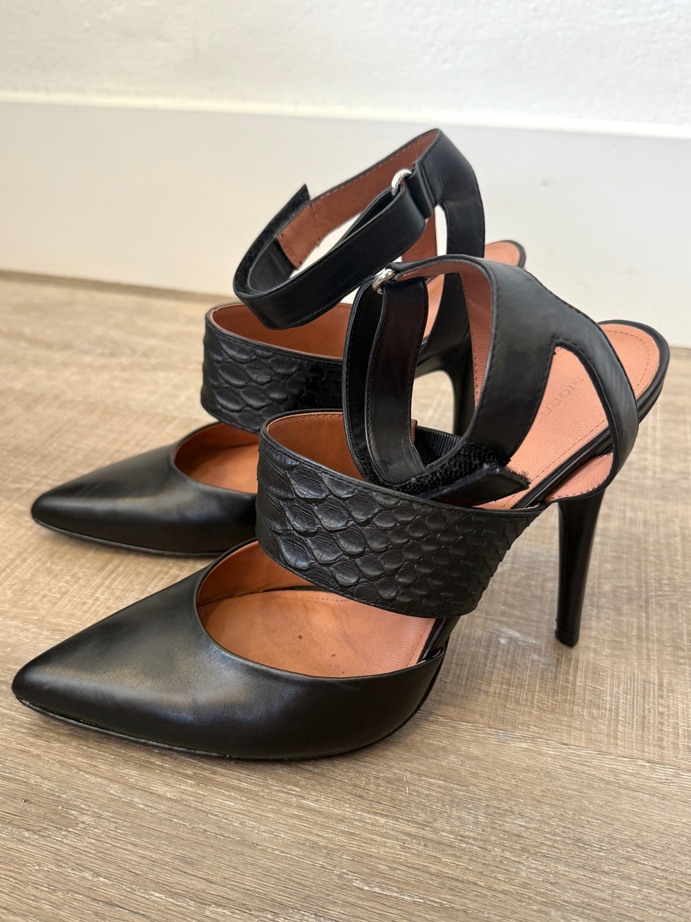 Sigerson Morrison Size 8 Brielle Black Leather Pointed Toe Heels